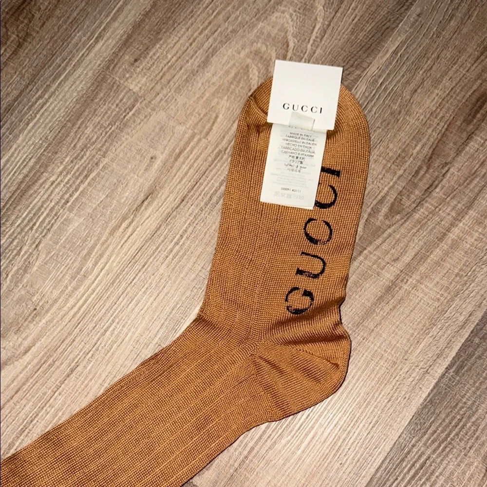 🤎 NWT AUTH GUCCI TAN BROWN SOCKS MEDIUM 🤎 - Picture 2 of 3